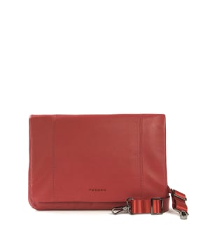 unisex Crossbody tas met magnetische knoopsluiting. drie open zakken binnenzakken. afwezige externe zakken. verstelbaar in lederen schouderband. ontbrekend handvat. een binnencompartiment.  extern materiaal. polyester binnenkant. Afmetingen: 23,5x34x4,5 cm. Modeproduct