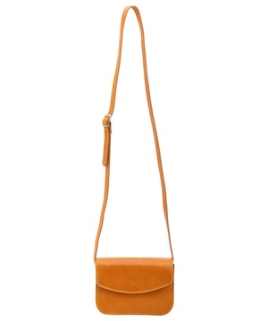 Bolso bandolera para mujer. El cierre es con imán. Los bolsillos internos son uno con cremallera. Los bolsillos externos son uno en la espalda con cremallera. La bandolera es ajustable en piel. Falta el mango. Hay tres compartimentos internos. El material exterior es auténtica piel de vacuno. Internamente está forrado en algodón. Medidas: 19x13x9,5 cm. Hecho en Italia