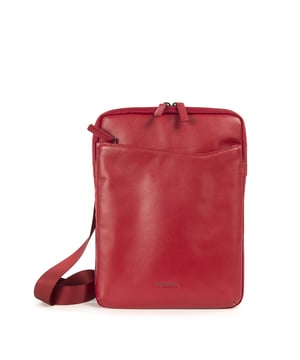 Unisex Crossbody tas met ritssluiting. twee open binnenzakken. één voorkant met externe zakken met ritssluiting. verstelbaar in stoffen schouderband. ontbrekend handvat. een binnencompartiment.  extern materiaal. polyester binnenkant. Afmetingen: 23x30x4,5 cm. Modeproduct
