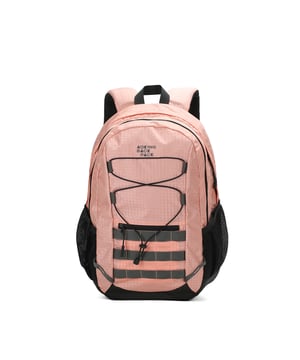 Mochila unisex. El cierre es con cremallera. Los bolsillos internos son bolsillos multifuncionales. Los bolsillos exteriores son dos frontales con cremallera y dos laterales abiertos. Falta la correa para el hombro. El asa es de tela. Hay dos compartimentos internos. El material exterior es poliéster. Internamente está forrado en poliéster. Medidas: 36x17,5x50,5 cm. Producto de moda