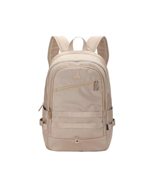 Mochila unisex. El cierre es con cremallera. Los bolsillos internos son bolsillos multifuncionales. Hay tres bolsillos externos con cremallera y uno lateral. La bandolera es ajustable en tela. El mango está fabricado en nailon. Hay dos compartimentos internos. El material exterior es poliéster. Internamente está forrado en poliéster. Medidas: 31x18x47 cm. Producto de moda