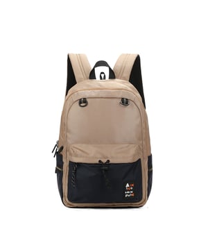 Mochila unisex. El cierre es con cremallera. Los bolsillos internos son bolsillos multifuncionales. Hay tres bolsillos externos con cremallera y uno lateral. La bandolera es ajustable en tela. El mango está fabricado en nailon. Hay tres compartimentos internos. El material exterior es poliéster. Internamente está forrado en poliéster. Medidas: 30x14,5x44 cm. Producto de moda