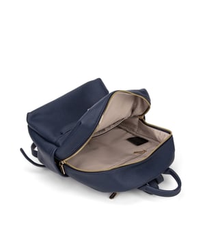 Damenrucksack mit Reißverschluss. eine Innentasche mit Reißverschluss und eine offene. Eine Vorderseite mit Reißverschluss und eine Rückseite mit Reißverschluss-Außentaschen. fehlender Schultergurt. im PU-Griff. ein Innenfach. Außenmaterial. Innen ungefüttert. Maße: 22x33x12 cm. Modeprodukt