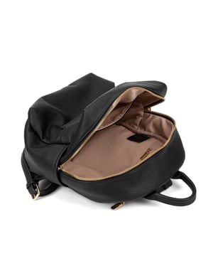 Mochila de mujer. El cierre es con cremallera. Los bolsillos internos son uno con cremallera y otro abierto. Los bolsillos externos son uno delantero con cremallera y otro trasero con cremallera. Falta la correa para el hombro. El mango está fabricado en PU. Hay un compartimento interno. El material exterior es Cuero Vegano/Pu. Internamente no está forrado. Medidas: 22x33x12 cm. Producto de moda