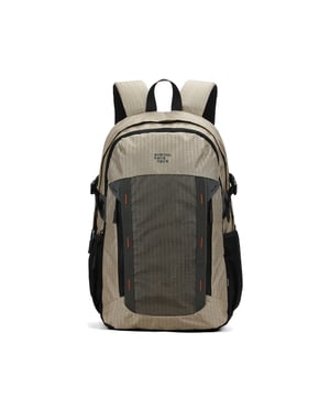 Mochila unisex. El cierre es con cremallera. Los bolsillos internos son bolsillos multifuncionales. Hay tres bolsillos externos con cremallera y dos laterales abiertos. Falta la correa para el hombro. El asa es de tela. Hay un compartimento interno. El material exterior es poliéster. Internamente está forrado en poliéster. Medidas: 34x17x48 cm. Producto de moda