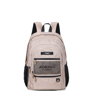 Mochila unisex. El cierre es con cremallera. Hay tres bolsillos internos abiertos. Hay tres bolsillos externos con cremallera y dos laterales abiertos. La bandolera es ajustable y extraíble en tejido. El mango está fabricado en nailon. Hay tres compartimentos internos. El material exterior es poliéster. Internamente está forrado en poliéster. Medidas: 33x15,5x45,5 cm. Producto de moda