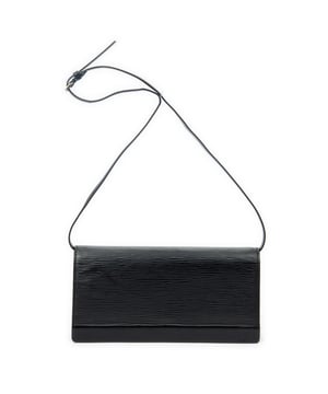 Louis Vuitton Tassen Honfleur Clutch  Koppeling in de Zwart Kalfsleer in de Gouden Messing  hardware. Het product is in In Uitstekende Staat (A).
  Afmetingen: 22x11x2 cm 
  Inclusief accessoires: None
      
  BrandCo Paris vindt zeldzame artikelen in de beste staat voor ongelooflijke prijzen. Het is de moeite waard om geduldig te zijn! Koop met vertrouwen: alle artikelen van BrandCo Paris worden zorgvuldig geselecteerd en geverifieerd door ons team van experts.

  Alle artikelen worden geleverd met een certificaat van echtheid en verpakt door BrandCo Paris.

  Classificatietabel voor de conditie van het artikel:

  N (als nieuw)
  AA (perfecte staat)
  A (uitstekende staat)
  AB (zeer goede staat)
  B (goede/redelijke staat)