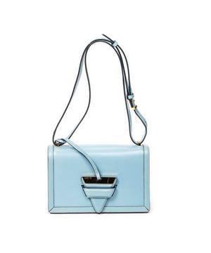 Loewe Bolsas Barcelona  Bolso bandolera en Azul Piel de becerro y Oro hardware. El producto está en en Muy Buenas Condiciones (AB).
  Dimensiones: 24x15x9 cm 
  Accesorios incluidos: Dustbag
    
  BrandCo Paris encuentra artículos raros y en las mejores condiciones a precios increíbles. ¡Vale la pena tener paciencia! Compra con confianza: todos los artículos de BrandCo Paris son seleccionados y autenticados cuidadosamente por nuestro equipo de expertos.
  Todos los artículos vienen con un certificado de autenticidad y un embalaje entregado por BrandCo Paris.
  Tabla de clasificación de la condición del artículo
  N (como nuevo)
  AA (perfecto estado)
  A (excelente estado)
  AB (muy buen estado)
  B (bueno/regular)