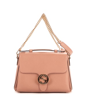 Gucci Bolsas Interlocking G  Bolso bandolera en Rosa Piel de becerro y Oro hardware. El producto está en en Perfectas Condiciones (AA).
  Dimensiones: 43x34x18 cm 
  Accesorios incluidos: Dustbag
    
  BrandCo Paris encuentra artículos raros y en las mejores condiciones a precios increíbles. ¡Vale la pena tener paciencia! Compra con confianza: todos los artículos de BrandCo Paris son seleccionados y autenticados cuidadosamente por nuestro equipo de expertos.
  Todos los artículos vienen con un certificado de autenticidad y un embalaje entregado por BrandCo Paris.
  Tabla de clasificación de la condición del artículo
  N (como nuevo)
  AA (perfecto estado)
  A (excelente estado)
  AB (muy buen estado)
  B (bueno/regular)