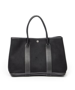 Hermès Bolsas Garden Party PM Bolso bandolera en Negro Lienzo y Paladio hardware. El producto está en en Excelentes Condiciones (A).
  Dimensiones: 36x25x17 cm 
  Accesorios incluidos: None
    
  BrandCo Paris encuentra artículos raros y en las mejores condiciones a precios increíbles. ¡Vale la pena tener paciencia! Compra con confianza: todos los artículos de BrandCo Paris son seleccionados y autenticados cuidadosamente por nuestro equipo de expertos.
  Todos los artículos vienen con un certificado de autenticidad y un embalaje entregado por BrandCo Paris.
  Tabla de clasificación de la condición del artículo
  N (como nuevo)
  AA (perfecto estado)
  A (excelente estado)
  AB (muy buen estado)
  B (bueno/regular)
