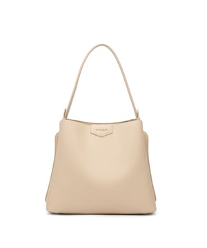 Bolso bandolera para mujer. El cierre es con botón magnético. Los bolsillos internos son uno con cremallera y otro abierto. Los bolsillos externos son uno en la parte delantera con botón magnético y otro en la parte trasera con botón magnético. La correa para el hombro es ajustable y extraíble. El mango está fabricado en PU. Hay un compartimento interno. El material exterior es Cuero Vegano/Pu. Internamente no está forrado. Medidas: 29x23x12 cm. Producto de moda