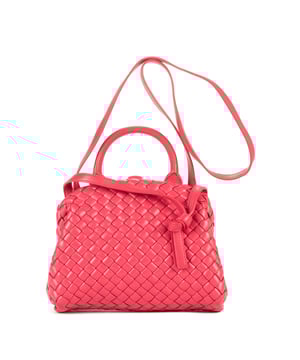Bottega Veneta Bolsas Crossbody  Bolso bandolera en Rosa Piel de becerro y Plata hardware. El producto está en en Excelentes Condiciones (A).
  Dimensiones: 21x16x8.5 cm 
  Accesorios incluidos: "Booklet; Dustbag"
    
  BrandCo Paris encuentra artículos raros y en las mejores condiciones a precios increíbles. ¡Vale la pena tener paciencia! Compra con confianza: todos los artículos de BrandCo Paris son seleccionados y autenticados cuidadosamente por nuestro equipo de expertos.
  Todos los artículos vienen con un certificado de autenticidad y un embalaje entregado por BrandCo Paris.
  Tabla de clasificación de la condición del artículo
  N (como nuevo)
  AA (perfecto estado)
  A (excelente estado)
  AB (muy buen estado)
  B (bueno/regular)