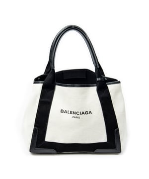 Balenciaga Bolsas Small Navy Cabas  Bolso bandolera en Beige/Negro Lienzo y Plata hardware. El producto está en en Excelentes Condiciones (A).
  Dimensiones: 29x23x18 cm 
  Accesorios incluidos: Pouch; dustbag
    
  BrandCo Paris encuentra artículos raros y en las mejores condiciones a precios increíbles. ¡Vale la pena tener paciencia! Compra con confianza: todos los artículos de BrandCo Paris son seleccionados y autenticados cuidadosamente por nuestro equipo de expertos.
  Todos los artículos vienen con un certificado de autenticidad y un embalaje entregado por BrandCo Paris.
  Tabla de clasificación de la condición del artículo
  N (como nuevo)
  AA (perfecto estado)
  A (excelente estado)
  AB (muy buen estado)
  B (bueno/regular)