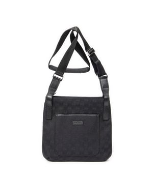 Gucci Tassen Front Slip Pocket Crossbody  Schoudertas in de Zwart Doek in de Zilver  hardware. Het product is in In Perfecte Staat (AA).
  Afmetingen: 24x25x2 cm 
  Inclusief accessoires: None
      
  BrandCo Paris vindt zeldzame artikelen in de beste staat voor ongelooflijke prijzen. Het is de moeite waard om geduldig te zijn! Koop met vertrouwen: alle artikelen van BrandCo Paris worden zorgvuldig geselecteerd en geverifieerd door ons team van experts.

  Alle artikelen worden geleverd met een certificaat van echtheid en verpakt door BrandCo Paris.

  Classificatietabel voor de conditie van het artikel:

  N (als nieuw)
  AA (perfecte staat)
  A (uitstekende staat)
  AB (zeer goede staat)
  B (goede/redelijke staat)