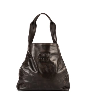Miu Miu Bolsas Tote  Bolso bandolera en Marrón oscuro Piel de becerro y Oro hardware. El producto está en en Perfectas Condiciones (AA).
  Dimensiones: 37.5x36x10 cm 
  Accesorios incluidos: Dustbag
    
  BrandCo Paris encuentra artículos raros y en las mejores condiciones a precios increíbles. ¡Vale la pena tener paciencia! Compra con confianza: todos los artículos de BrandCo Paris son seleccionados y autenticados cuidadosamente por nuestro equipo de expertos.
  Todos los artículos vienen con un certificado de autenticidad y un embalaje entregado por BrandCo Paris.
  Tabla de clasificación de la condición del artículo
  N (como nuevo)
  AA (perfecto estado)
  A (excelente estado)
  AB (muy buen estado)
  B (bueno/regular)