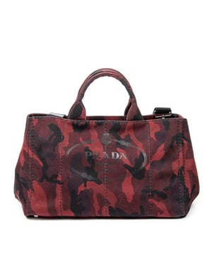 Prada Taschen Large Canapa Tote  Umhängetasche und Rot/Schwarz Leinwand und Silber hardware. Das Produkt ist auf in ausgezeichnetem Zustand (A).
  Abmessungen: 40x24x25 cm 
  Zubehör inklusive: Slightly worn
  Innenhinweise: Slight dirtmarks
  BrandCo Paris hat seltene Artikel und die besten Konditionen zu unglaublichen Preisen vorgestellt. Geduld lohnt sich! Kaufen Sie mit Vertrauen: Alle Artikel von BrandCo Paris sind von unserem Expertenteam ausgewählt und authentisch.
  Alle Artikel enthalten ein Echtheitszertifikat und wurden von BrandCo Paris übernommen.
  Tabelle zur Klassifizierung des Artikelzustands
  N (wie neu)
  AA (perfekter Zustand)
  A (ausgezeichneter Zustand)
  AB (sehr guter Zustand)
  B (gut/mittelmäßig)
