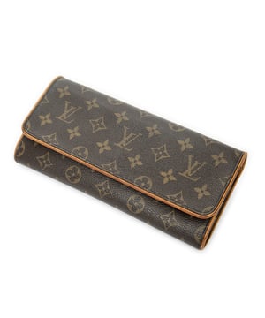 Louis Vuitton Tassen Twin GM Schoudertas in de Bruin Gecoat canvas in de Gouden Messing  hardware. Het product is in In Zeer Goede Staat (AB).
  Afmetingen: 25x11.5x3 cm 
  Inclusief accessoires: Strap
      
  BrandCo Paris vindt zeldzame artikelen in de beste staat voor ongelooflijke prijzen. Het is de moeite waard om geduldig te zijn! Koop met vertrouwen: alle artikelen van BrandCo Paris worden zorgvuldig geselecteerd en geverifieerd door ons team van experts.

  Alle artikelen worden geleverd met een certificaat van echtheid en verpakt door BrandCo Paris.

  Classificatietabel voor de conditie van het artikel:

  N (als nieuw)
  AA (perfecte staat)
  A (uitstekende staat)
  AB (zeer goede staat)
  B (goede/redelijke staat)