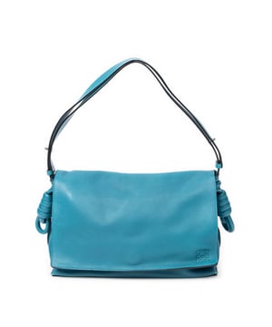 Loewe Tassen Flamenco Knot  Schoudertas in de Wintertaling Kalfsleer in de Zilver  hardware. Het product is in In Uitstekende Staat (A).
  Afmetingen: 34x22x11 cm 
  Inclusief accessoires: Dustbag
      
  BrandCo Paris vindt zeldzame artikelen in de beste staat voor ongelooflijke prijzen. Het is de moeite waard om geduldig te zijn! Koop met vertrouwen: alle artikelen van BrandCo Paris worden zorgvuldig geselecteerd en geverifieerd door ons team van experts.

  Alle artikelen worden geleverd met een certificaat van echtheid en verpakt door BrandCo Paris.

  Classificatietabel voor de conditie van het artikel:

  N (als nieuw)
  AA (perfecte staat)
  A (uitstekende staat)
  AB (zeer goede staat)
  B (goede/redelijke staat)