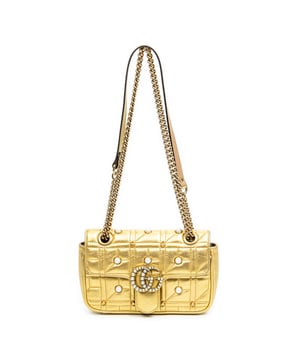 Gucci Bolsas GG Marmont Mini Pearl  Bolso bandolera en Oro Piel de becerro y Oro hardware. El producto está en en Excelentes Condiciones (A).
  Dimensiones: 22x13x6 cm 
  Accesorios incluidos: 
    Condición Notes: slight scratched leather on exterior flap corner
  BrandCo Paris encuentra artículos raros y en las mejores condiciones a precios increíbles. ¡Vale la pena tener paciencia! Compra con confianza: todos los artículos de BrandCo Paris son seleccionados y autenticados cuidadosamente por nuestro equipo de expertos.
  Todos los artículos vienen con un certificado de autenticidad y un embalaje entregado por BrandCo Paris.
  Tabla de clasificación de la condición del artículo
  N (como nuevo)
  AA (perfecto estado)
  A (excelente estado)
  AB (muy buen estado)
  B (bueno/regular)