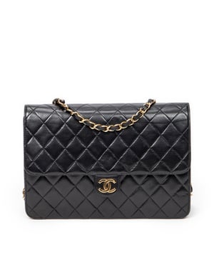 Chanel Tassen Vintage Push Lock Straight Flap  Schoudertas in de Zwart Kalfsleer in de Goud  hardware. Het product is in In Uitstekende Staat (A).
  Afmetingen: 25x17x5 cm 
  Inclusief accessoires: Sticker; Card; Dustbag
      
  BrandCo Paris vindt zeldzame artikelen in de beste staat voor ongelooflijke prijzen. Het is de moeite waard om geduldig te zijn! Koop met vertrouwen: alle artikelen van BrandCo Paris worden zorgvuldig geselecteerd en geverifieerd door ons team van experts.

  Alle artikelen worden geleverd met een certificaat van echtheid en verpakt door BrandCo Paris.

  Classificatietabel voor de conditie van het artikel:

  N (als nieuw)
  AA (perfecte staat)
  A (uitstekende staat)
  AB (zeer goede staat)
  B (goede/redelijke staat)