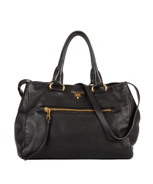 Prada Taschen Convertible Medium Satchel  Umhängetasche und Schwarz Kalbsleder und Gold hardware. Das Produkt ist auf in ausgezeichnetem Zustand (A).
  Abmessungen: 35.5x27x17 cm 
  Zubehör inklusive: None
  Innenhinweise: Faded leather around the corners
Hinweise zu Riemen/Griff: Discolored
  BrandCo Paris hat seltene Artikel und die besten Konditionen zu unglaublichen Preisen vorgestellt. Geduld lohnt sich! Kaufen Sie mit Vertrauen: Alle Artikel von BrandCo Paris sind von unserem Expertenteam ausgewählt und authentisch.
  Alle Artikel enthalten ein Echtheitszertifikat und wurden von BrandCo Paris übernommen.
  Tabelle zur Klassifizierung des Artikelzustands
  N (wie neu)
  AA (perfekter Zustand)
  A (ausgezeichneter Zustand)
  AB (sehr guter Zustand)
  B (gut/mittelmäßig)