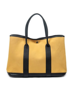 Hermès Bolsas Garden Party PM Bolso bandolera en Amarillo/Negro Lienzo y Paladio hardware. El producto está en en Excelentes Condiciones (A).
  Dimensiones: 36x25x17 cm 
  Accesorios incluidos: Dustbag
    
  BrandCo Paris encuentra artículos raros y en las mejores condiciones a precios increíbles. ¡Vale la pena tener paciencia! Compra con confianza: todos los artículos de BrandCo Paris son seleccionados y autenticados cuidadosamente por nuestro equipo de expertos.
  Todos los artículos vienen con un certificado de autenticidad y un embalaje entregado por BrandCo Paris.
  Tabla de clasificación de la condición del artículo
  N (como nuevo)
  AA (perfecto estado)
  A (excelente estado)
  AB (muy buen estado)
  B (bueno/regular)