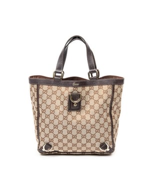 Gucci Tassen Small Abbey D-Ring Tote  Schoudertas in de Beige/Bruin Doek in de Goud  hardware. Het product is in In Uitstekende Staat (A).
  Afmetingen: 27x26x10 cm 
  Inclusief accessoires: None
      
  BrandCo Paris vindt zeldzame artikelen in de beste staat voor ongelooflijke prijzen. Het is de moeite waard om geduldig te zijn! Koop met vertrouwen: alle artikelen van BrandCo Paris worden zorgvuldig geselecteerd en geverifieerd door ons team van experts.

  Alle artikelen worden geleverd met een certificaat van echtheid en verpakt door BrandCo Paris.

  Classificatietabel voor de conditie van het artikel:

  N (als nieuw)
  AA (perfecte staat)
  A (uitstekende staat)
  AB (zeer goede staat)
  B (goede/redelijke staat)