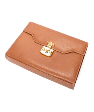 Gucci Tassen Vintage Envelope Crossbody Flap  Schoudertas in de Bruin Kalfsleer in de Goud  hardware. Het product is in In Uitstekende Staat (A).
  Afmetingen: 18x14x5 cm 
  Inclusief accessoires: Clochette
      
  BrandCo Paris vindt zeldzame artikelen in de beste staat voor ongelooflijke prijzen. Het is de moeite waard om geduldig te zijn! Koop met vertrouwen: alle artikelen van BrandCo Paris worden zorgvuldig geselecteerd en geverifieerd door ons team van experts.

  Alle artikelen worden geleverd met een certificaat van echtheid en verpakt door BrandCo Paris.

  Classificatietabel voor de conditie van het artikel:

  N (als nieuw)
  AA (perfecte staat)
  A (uitstekende staat)
  AB (zeer goede staat)
  B (goede/redelijke staat)