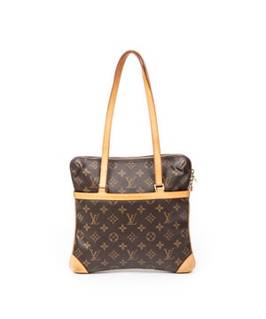 Louis Vuitton Bolsas Coussin GM Bolso bandolera en Marrón Lona recubierta y Latón dorado hardware. El producto está en en Muy Buenas Condiciones (AB).
  Dimensiones: 28x26x4 cm 
  Accesorios incluidos: None
    
  BrandCo Paris encuentra artículos raros y en las mejores condiciones a precios increíbles. ¡Vale la pena tener paciencia! Compra con confianza: todos los artículos de BrandCo Paris son seleccionados y autenticados cuidadosamente por nuestro equipo de expertos.
  Todos los artículos vienen con un certificado de autenticidad y un embalaje entregado por BrandCo Paris.
  Tabla de clasificación de la condición del artículo
  N (como nuevo)
  AA (perfecto estado)
  A (excelente estado)
  AB (muy buen estado)
  B (bueno/regular)