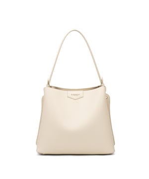 Bolso bandolera para mujer. El cierre es con botón magnético. Los bolsillos internos son uno con cremallera y otro abierto. Los bolsillos externos son uno en la parte delantera con botón magnético y otro en la parte trasera con botón magnético. La correa para el hombro es ajustable y extraíble. El mango está fabricado en PU. Hay un compartimento interno. El material exterior es Cuero Vegano/Pu. Internamente no está forrado. Medidas: 29x23x12 cm. Producto de moda