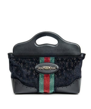 Gucci Tassen Medium Web Punch Top Handle  Schoudertas in de Zwart Doek in de Goud  hardware. Het product is in In Uitstekende Staat (A).
  Afmetingen: 36.5x22x17.5 cm 
  Inclusief accessoires: None
      Conditie Notes: slight scuffs on bottom corners and upper leather
  BrandCo Paris vindt zeldzame artikelen in de beste staat voor ongelooflijke prijzen. Het is de moeite waard om geduldig te zijn! Koop met vertrouwen: alle artikelen van BrandCo Paris worden zorgvuldig geselecteerd en geverifieerd door ons team van experts.

  Alle artikelen worden geleverd met een certificaat van echtheid en verpakt door BrandCo Paris.

  Classificatietabel voor de conditie van het artikel:

  N (als nieuw)
  AA (perfecte staat)
  A (uitstekende staat)
  AB (zeer goede staat)
  B (goede/redelijke staat)