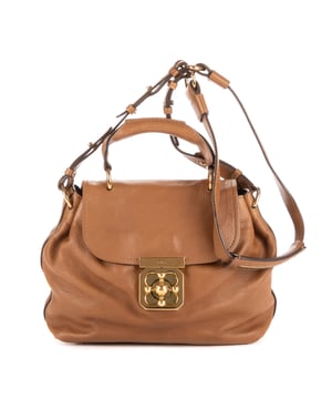 Chloé Bolsas Elsie  Bolso bandolera en Marrón Piel de becerro y Oro hardware. El producto está en en Excelentes Condiciones (A).
  Dimensiones: 25x19x9 cm 
  Accesorios incluidos: Dustbag
    
  BrandCo Paris encuentra artículos raros y en las mejores condiciones a precios increíbles. ¡Vale la pena tener paciencia! Compra con confianza: todos los artículos de BrandCo Paris son seleccionados y autenticados cuidadosamente por nuestro equipo de expertos.
  Todos los artículos vienen con un certificado de autenticidad y un embalaje entregado por BrandCo Paris.
  Tabla de clasificación de la condición del artículo
  N (como nuevo)
  AA (perfecto estado)
  A (excelente estado)
  AB (muy buen estado)
  B (bueno/regular)