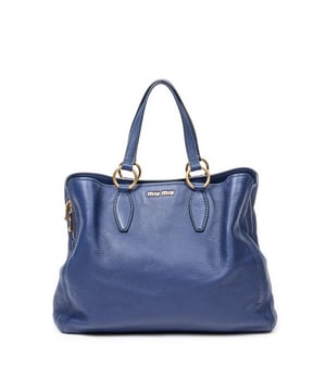 Miu Miu Taschen 2way Zip Shopping Tote  Umhängetasche und Blau Kalbsleder und Gold hardware. Das Produkt ist auf in ausgezeichnetem Zustand (A).
  Abmessungen: 40x32x15 cm 
  Zubehör inklusive: None
  Innenhinweise: Slight scuffs on bottom corners
  BrandCo Paris hat seltene Artikel und die besten Konditionen zu unglaublichen Preisen vorgestellt. Geduld lohnt sich! Kaufen Sie mit Vertrauen: Alle Artikel von BrandCo Paris sind von unserem Expertenteam ausgewählt und authentisch.
  Alle Artikel enthalten ein Echtheitszertifikat und wurden von BrandCo Paris übernommen.
  Tabelle zur Klassifizierung des Artikelzustands
  N (wie neu)
  AA (perfekter Zustand)
  A (ausgezeichneter Zustand)
  AB (sehr guter Zustand)
  B (gut/mittelmäßig)