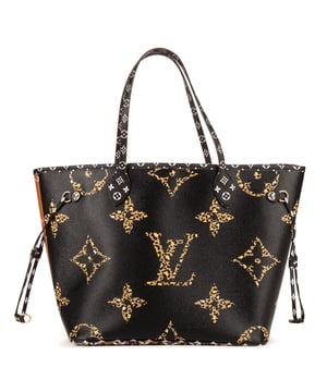 Louis Vuitton Tassen Ltd. Ed. Jungle Neverfull MM Schoudertas in de Zwart Gecoat canvas in de Gouden Messing  hardware. Het product is in In Perfecte Staat (AA).
  Afmetingen: 31x28.5x17 cm 
  Inclusief accessoires: Dustbag
      
  BrandCo Paris vindt zeldzame artikelen in de beste staat voor ongelooflijke prijzen. Het is de moeite waard om geduldig te zijn! Koop met vertrouwen: alle artikelen van BrandCo Paris worden zorgvuldig geselecteerd en geverifieerd door ons team van experts.

  Alle artikelen worden geleverd met een certificaat van echtheid en verpakt door BrandCo Paris.

  Classificatietabel voor de conditie van het artikel:

  N (als nieuw)
  AA (perfecte staat)
  A (uitstekende staat)
  AB (zeer goede staat)
  B (goede/redelijke staat)
