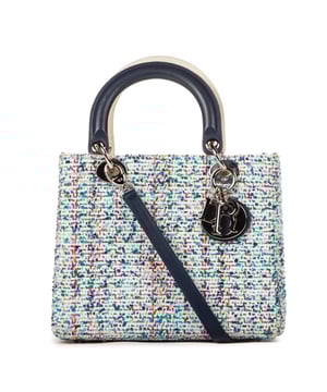 Dior Bolsas Lady Medium Bolso bandolera en Azul Lienzo y Plata hardware. El producto está en en Perfectas Condiciones (AA).
  Dimensiones: 24x21x11 cm 
  Accesorios incluidos: Strap
    
  BrandCo Paris encuentra artículos raros y en las mejores condiciones a precios increíbles. ¡Vale la pena tener paciencia! Compra con confianza: todos los artículos de BrandCo Paris son seleccionados y autenticados cuidadosamente por nuestro equipo de expertos.
  Todos los artículos vienen con un certificado de autenticidad y un embalaje entregado por BrandCo Paris.
  Tabla de clasificación de la condición del artículo
  N (como nuevo)
  AA (perfecto estado)
  A (excelente estado)
  AB (muy buen estado)
  B (bueno/regular)