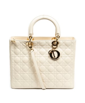 Dior Bolsas Large Lady Dior  Bolso bandolera en Marfil Piel de becerro y Oro hardware. El producto está en en Perfectas Condiciones (AA).
  Dimensiones: 31.5x25x12.5 cm 
  Accesorios incluidos: Strap; Dustbag
    
  BrandCo Paris encuentra artículos raros y en las mejores condiciones a precios increíbles. ¡Vale la pena tener paciencia! Compra con confianza: todos los artículos de BrandCo Paris son seleccionados y autenticados cuidadosamente por nuestro equipo de expertos.
  Todos los artículos vienen con un certificado de autenticidad y un embalaje entregado por BrandCo Paris.
  Tabla de clasificación de la condición del artículo
  N (como nuevo)
  AA (perfecto estado)
  A (excelente estado)
  AB (muy buen estado)
  B (bueno/regular)