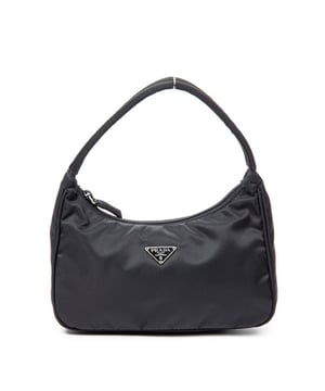 Prada Tassen Vintage Mini Zip Hobo  Schoudertas in de Zwart Doek in de Zilver  hardware. Het product is in In Uitstekende Staat (A).
  Afmetingen: 21x19x8 cm 
  Inclusief accessoires: None
      
  BrandCo Paris vindt zeldzame artikelen in de beste staat voor ongelooflijke prijzen. Het is de moeite waard om geduldig te zijn! Koop met vertrouwen: alle artikelen van BrandCo Paris worden zorgvuldig geselecteerd en geverifieerd door ons team van experts.

  Alle artikelen worden geleverd met een certificaat van echtheid en verpakt door BrandCo Paris.

  Classificatietabel voor de conditie van het artikel:

  N (als nieuw)
  AA (perfecte staat)
  A (uitstekende staat)
  AB (zeer goede staat)
  B (goede/redelijke staat)