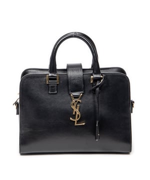 Yves Saint Laurent Bolsas Small Monogram Cabas  Bolso bandolera en Negro Piel de becerro y Oro hardware. El producto está en en Excelentes Condiciones (A).
  Dimensiones: 26x17x12 cm 
  Accesorios incluidos: Dustbag; Strap; Clochette
    
  BrandCo Paris encuentra artículos raros y en las mejores condiciones a precios increíbles. ¡Vale la pena tener paciencia! Compra con confianza: todos los artículos de BrandCo Paris son seleccionados y autenticados cuidadosamente por nuestro equipo de expertos.
  Todos los artículos vienen con un certificado de autenticidad y un embalaje entregado por BrandCo Paris.
  Tabla de clasificación de la condición del artículo
  N (como nuevo)
  AA (perfecto estado)
  A (excelente estado)
  AB (muy buen estado)
  B (bueno/regular)