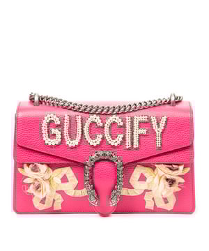 Gucci Bolsas Guccify Small Embroidered Dionysus  Bolso bandolera en Rosa Piel de becerro y Plata hardware. El producto está en en Excelentes Condiciones (A).
  Dimensiones: 27.5x16x5 cm 
  Accesorios incluidos: None
    
  BrandCo Paris encuentra artículos raros y en las mejores condiciones a precios increíbles. ¡Vale la pena tener paciencia! Compra con confianza: todos los artículos de BrandCo Paris son seleccionados y autenticados cuidadosamente por nuestro equipo de expertos.
  Todos los artículos vienen con un certificado de autenticidad y un embalaje entregado por BrandCo Paris.
  Tabla de clasificación de la condición del artículo
  N (como nuevo)
  AA (perfecto estado)
  A (excelente estado)
  AB (muy buen estado)
  B (bueno/regular)