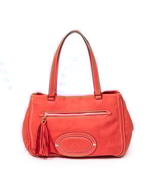 Loewe Tassen Anagram Fringe Tote  Schoudertas in de Rood Kalfsleer in de Goud  hardware. Het product is in In Zeer Goede Staat (AB).
  Afmetingen: 36x26x14 cm 
  Inclusief accessoires: None
      
  BrandCo Paris vindt zeldzame artikelen in de beste staat voor ongelooflijke prijzen. Het is de moeite waard om geduldig te zijn! Koop met vertrouwen: alle artikelen van BrandCo Paris worden zorgvuldig geselecteerd en geverifieerd door ons team van experts.

  Alle artikelen worden geleverd met een certificaat van echtheid en verpakt door BrandCo Paris.

  Classificatietabel voor de conditie van het artikel:

  N (als nieuw)
  AA (perfecte staat)
  A (uitstekende staat)
  AB (zeer goede staat)
  B (goede/redelijke staat)