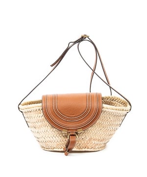 Chloé Bolsas Small Marcie Basket  Bolso bandolera en Beige/Marrón Lienzo y Oro hardware. El producto está en en Excelentes Condiciones (A).
  Dimensiones: 21x14x13 cm 
  Accesorios incluidos: None
    
  BrandCo Paris encuentra artículos raros y en las mejores condiciones a precios increíbles. ¡Vale la pena tener paciencia! Compra con confianza: todos los artículos de BrandCo Paris son seleccionados y autenticados cuidadosamente por nuestro equipo de expertos.
  Todos los artículos vienen con un certificado de autenticidad y un embalaje entregado por BrandCo Paris.
  Tabla de clasificación de la condición del artículo
  N (como nuevo)
  AA (perfecto estado)
  A (excelente estado)
  AB (muy buen estado)
  B (bueno/regular)