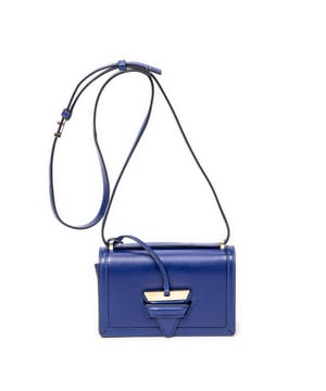 Loewe Tassen Small Barcelona  Schoudertas in de Koningsblauw Kalfsleer in de Goud  hardware. Het product is in In Uitstekende Staat (A).
  Afmetingen: 18.5x11x7 cm 
  Inclusief accessoires: Dustbag
      
  BrandCo Paris vindt zeldzame artikelen in de beste staat voor ongelooflijke prijzen. Het is de moeite waard om geduldig te zijn! Koop met vertrouwen: alle artikelen van BrandCo Paris worden zorgvuldig geselecteerd en geverifieerd door ons team van experts.

  Alle artikelen worden geleverd met een certificaat van echtheid en verpakt door BrandCo Paris.

  Classificatietabel voor de conditie van het artikel:

  N (als nieuw)
  AA (perfecte staat)
  A (uitstekende staat)
  AB (zeer goede staat)
  B (goede/redelijke staat)