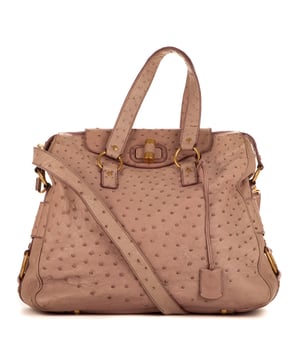 Yves Saint Laurent Bolsas Sac Rive Gauch  Bolso bandolera en Rosa Piel de becerro y Oro hardware. El producto está en en Excelentes Condiciones (A).
  Dimensiones: 30x40x20 cm 
  Accesorios incluidos: Strap
    
  BrandCo Paris encuentra artículos raros y en las mejores condiciones a precios increíbles. ¡Vale la pena tener paciencia! Compra con confianza: todos los artículos de BrandCo Paris son seleccionados y autenticados cuidadosamente por nuestro equipo de expertos.
  Todos los artículos vienen con un certificado de autenticidad y un embalaje entregado por BrandCo Paris.
  Tabla de clasificación de la condición del artículo
  N (como nuevo)
  AA (perfecto estado)
  A (excelente estado)
  AB (muy buen estado)
  B (bueno/regular)