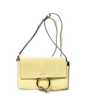 Chloé Bolsas Small Faye Crossbody  Bolso bandolera en Amarillo Piel de becerro y Oro hardware. El producto está en en Excelentes Condiciones (A).
  Dimensiones: 23.5x15x6 cm 
  Accesorios incluidos: None
    
  BrandCo Paris encuentra artículos raros y en las mejores condiciones a precios increíbles. ¡Vale la pena tener paciencia! Compra con confianza: todos los artículos de BrandCo Paris son seleccionados y autenticados cuidadosamente por nuestro equipo de expertos.
  Todos los artículos vienen con un certificado de autenticidad y un embalaje entregado por BrandCo Paris.
  Tabla de clasificación de la condición del artículo
  N (como nuevo)
  AA (perfecto estado)
  A (excelente estado)
  AB (muy buen estado)
  B (bueno/regular)