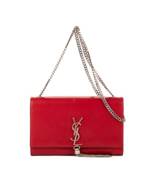 Yves Saint Laurent Bolsas Medium Tassel Kate Medium Bolso bandolera en Rojo Piel de becerro y Plata hardware. El producto está en en Perfectas Condiciones (AA).
  Dimensiones: 24x16x5 cm 
  Accesorios incluidos: None
    Condición Light Scuffs on hardware. Light wear marks around the leather
  BrandCo Paris encuentra artículos raros y en las mejores condiciones a precios increíbles. ¡Vale la pena tener paciencia! Compra con confianza: todos los artículos de BrandCo Paris son seleccionados y autenticados cuidadosamente por nuestro equipo de expertos.
  Todos los artículos vienen con un certificado de autenticidad y un embalaje entregado por BrandCo Paris.
  Tabla de clasificación de la condición del artículo
  N (como nuevo)
  AA (perfecto estado)
  A (excelente estado)
  AB (muy buen estado)
  B (bueno/regular)