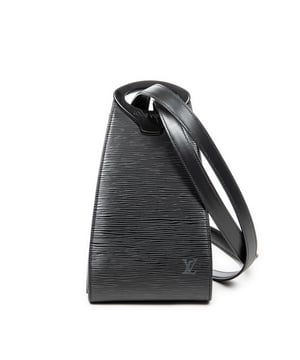 Louis Vuitton Bolsas Minuit  Bolso bandolera en Negro Piel de becerro y Plata hardware. El producto está en en Excelentes Condiciones (A).
  Dimensiones: 14x23x12 cm 
  Accesorios incluidos: Box
    
  BrandCo Paris encuentra artículos raros y en las mejores condiciones a precios increíbles. ¡Vale la pena tener paciencia! Compra con confianza: todos los artículos de BrandCo Paris son seleccionados y autenticados cuidadosamente por nuestro equipo de expertos.
  Todos los artículos vienen con un certificado de autenticidad y un embalaje entregado por BrandCo Paris.
  Tabla de clasificación de la condición del artículo
  N (como nuevo)
  AA (perfecto estado)
  A (excelente estado)
  AB (muy buen estado)
  B (bueno/regular)