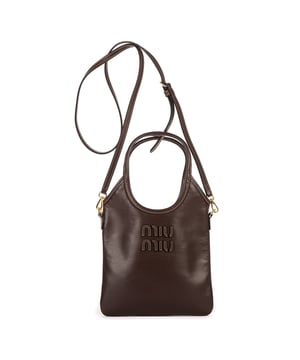 Miu Miu Bolsas Ivy Tote Mini Bolso bandolera en Marrón oscuro Piel de becerro y Oro hardware. El producto está en en Perfectas Condiciones (AA).
  Dimensiones: 19.5x23x1 cm 
  Accesorios incluidos: Strap; Dustbag
    
  BrandCo Paris encuentra artículos raros y en las mejores condiciones a precios increíbles. ¡Vale la pena tener paciencia! Compra con confianza: todos los artículos de BrandCo Paris son seleccionados y autenticados cuidadosamente por nuestro equipo de expertos.
  Todos los artículos vienen con un certificado de autenticidad y un embalaje entregado por BrandCo Paris.
  Tabla de clasificación de la condición del artículo
  N (como nuevo)
  AA (perfecto estado)
  A (excelente estado)
  AB (muy buen estado)
  B (bueno/regular)