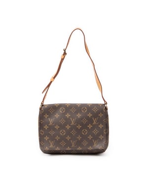 Louis Vuitton Bolsas Musette Tango  Bolso bandolera en Marrón Lona recubierta y Latón dorado hardware. El producto está en en Muy Buenas Condiciones (AB).
  Dimensiones: 25x19x3 cm 
  Accesorios incluidos: None
    
  BrandCo Paris encuentra artículos raros y en las mejores condiciones a precios increíbles. ¡Vale la pena tener paciencia! Compra con confianza: todos los artículos de BrandCo Paris son seleccionados y autenticados cuidadosamente por nuestro equipo de expertos.
  Todos los artículos vienen con un certificado de autenticidad y un embalaje entregado por BrandCo Paris.
  Tabla de clasificación de la condición del artículo
  N (como nuevo)
  AA (perfecto estado)
  A (excelente estado)
  AB (muy buen estado)
  B (bueno/regular)