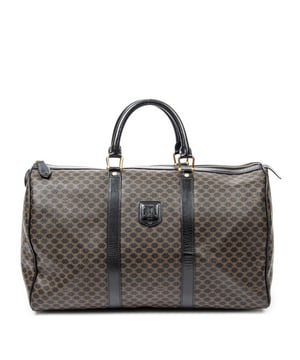 Celine Bolsas Vintage Medium Travel Boston  Bolsa de viaje en Marrón/Negro Lona recubierta y Plata hardware. El producto está en en Excelentes Condiciones (A).
  Dimensiones: 45.5x27x22 cm 
  Accesorios incluidos: Cadenas; Key; Luggage Tag
    
  BrandCo Paris encuentra artículos raros y en las mejores condiciones a precios increíbles. ¡Vale la pena tener paciencia! Compra con confianza: todos los artículos de BrandCo Paris son seleccionados y autenticados cuidadosamente por nuestro equipo de expertos.
  Todos los artículos vienen con un certificado de autenticidad y un embalaje entregado por BrandCo Paris.
  Tabla de clasificación de la condición del artículo
  N (como nuevo)
  AA (perfecto estado)
  A (excelente estado)
  AB (muy buen estado)
  B (bueno/regular)