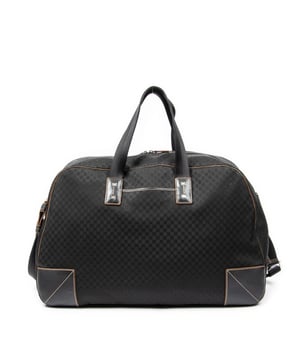 Celine Bolsas Large Duffle Bag  Bolsa de viaje en Negro Lienzo y Plata hardware. El producto está en en Excelentes Condiciones (A).
  Dimensiones: 56x35x21 cm 
  Accesorios incluidos: Long Strap; Dustbag
    
  BrandCo Paris encuentra artículos raros y en las mejores condiciones a precios increíbles. ¡Vale la pena tener paciencia! Compra con confianza: todos los artículos de BrandCo Paris son seleccionados y autenticados cuidadosamente por nuestro equipo de expertos.
  Todos los artículos vienen con un certificado de autenticidad y un embalaje entregado por BrandCo Paris.
  Tabla de clasificación de la condición del artículo
  N (como nuevo)
  AA (perfecto estado)
  A (excelente estado)
  AB (muy buen estado)
  B (bueno/regular)